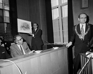 855180 Afbeelding van de burgemeester van Hannover, Dr. h.c. Herbert Schmalstieg (rechts), tijdens de ontvangst in het ...